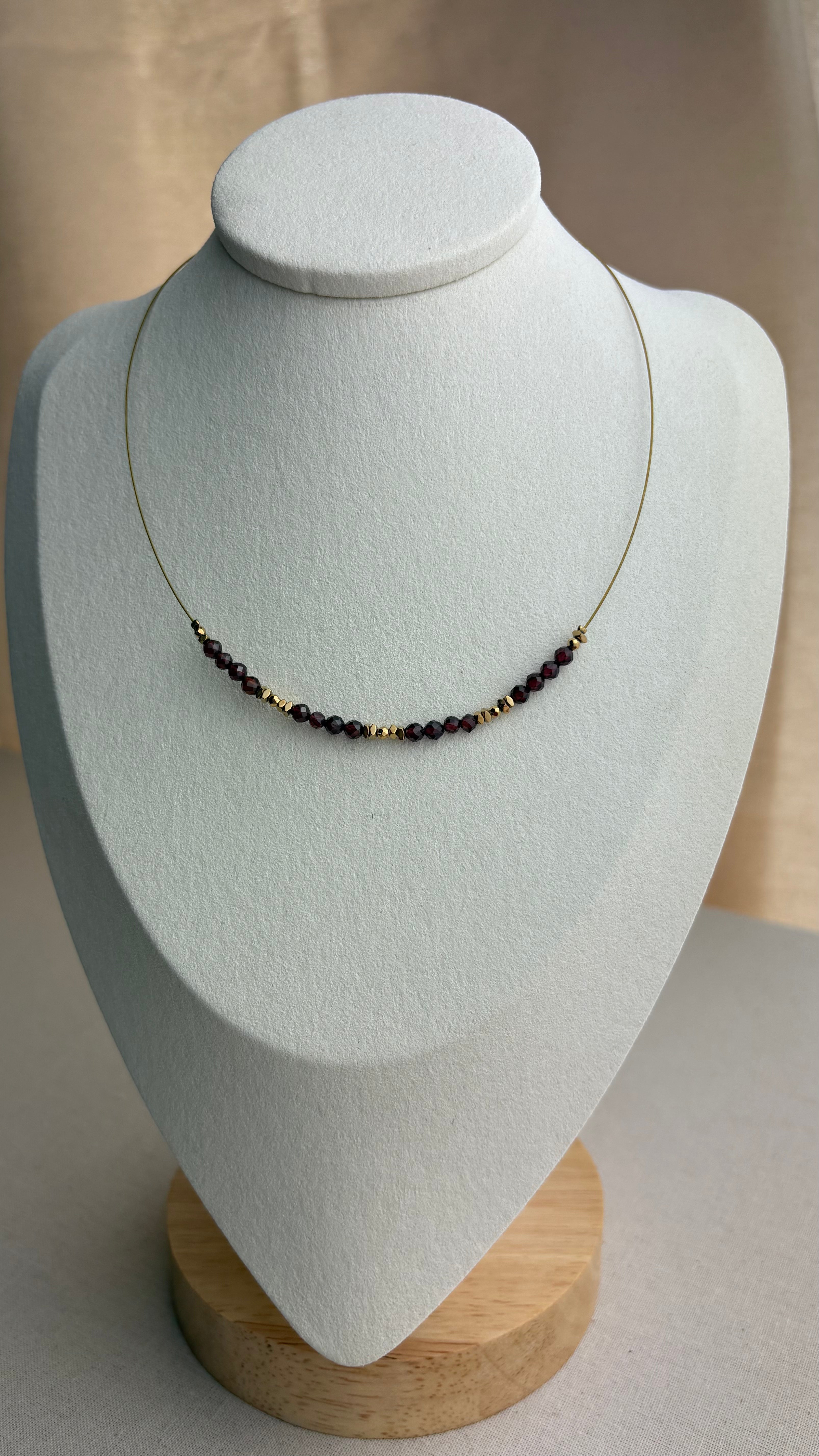 Collier ras de cou Hématite dorée Grenat d’Inde