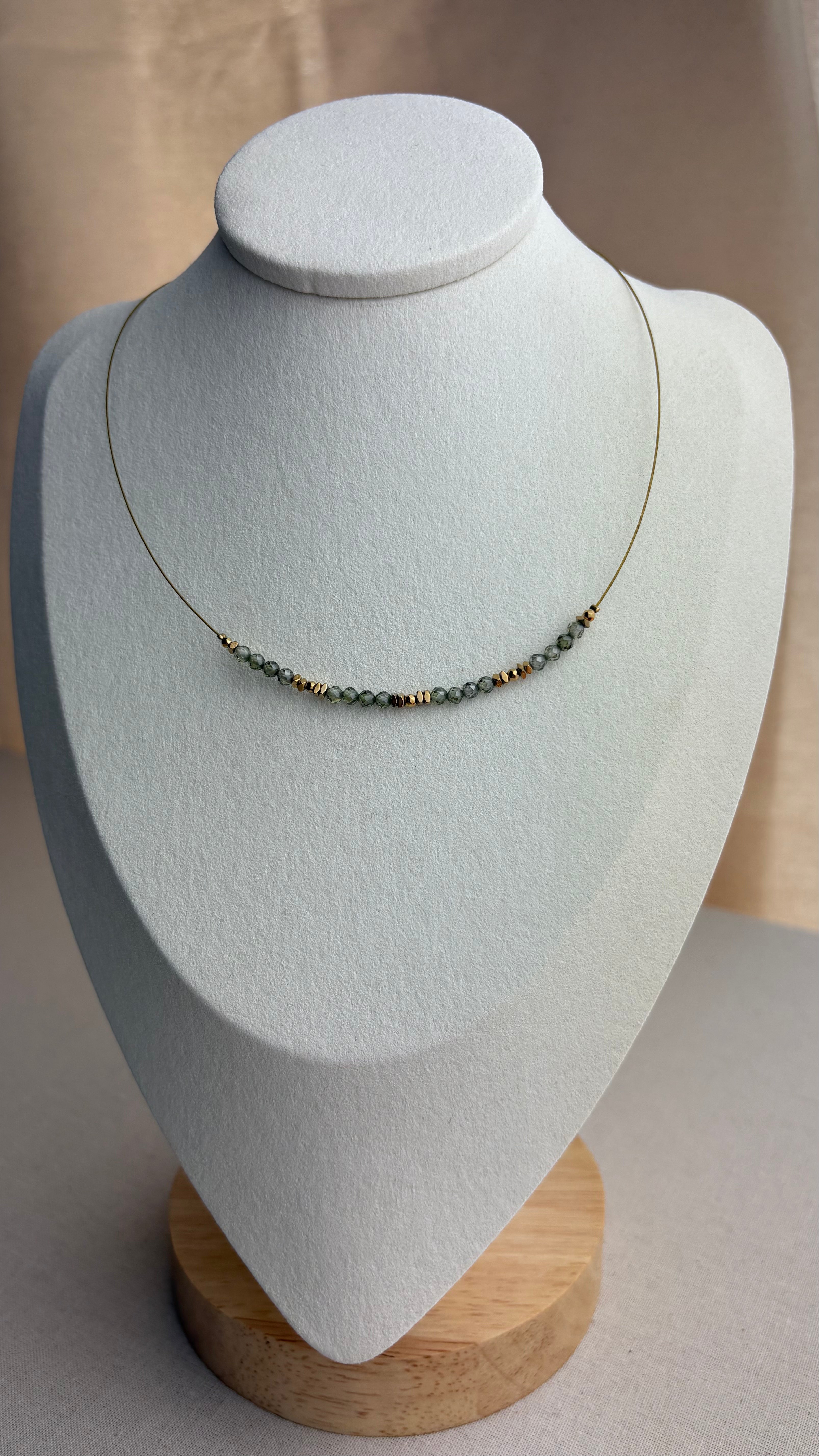 Collier ras de cou Hématite dorée zirconium kaki